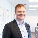 Mann im Anzug in einem Büro