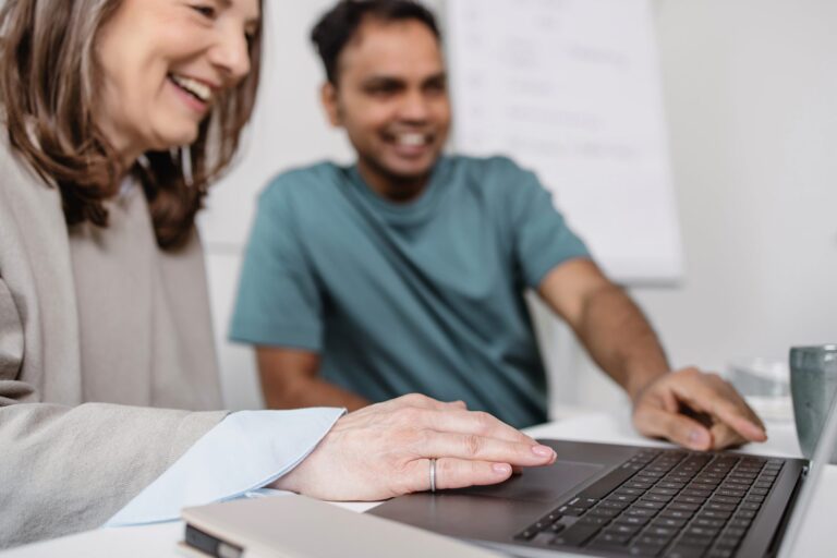 BEM-Beraterin und Mitarbeiter schauen gemeinsam auf einen Laptop