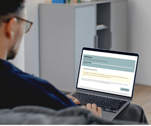 Mann sitzt am Laptop und nutzt prüft den BEM Anspruch über den Rechner von GIB21