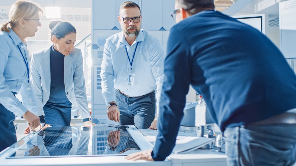 Flexible BEM-Unterstützung: BEM-Team und externer Experte beraten gemeinsam am Tisch