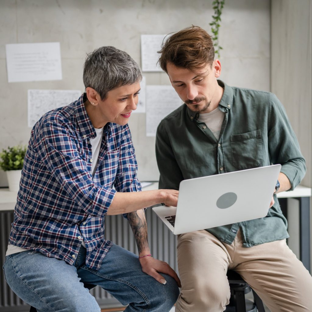 Kolleg:innen werten anonym BEM-Ergebnisse am Laptop aus