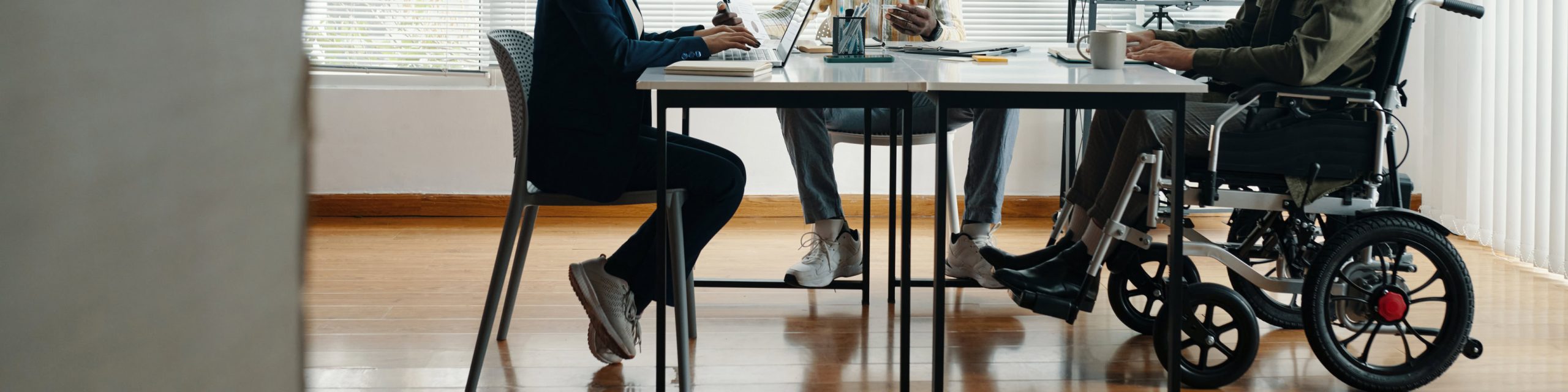 Mehrere Personen sitzen an einem Tisch