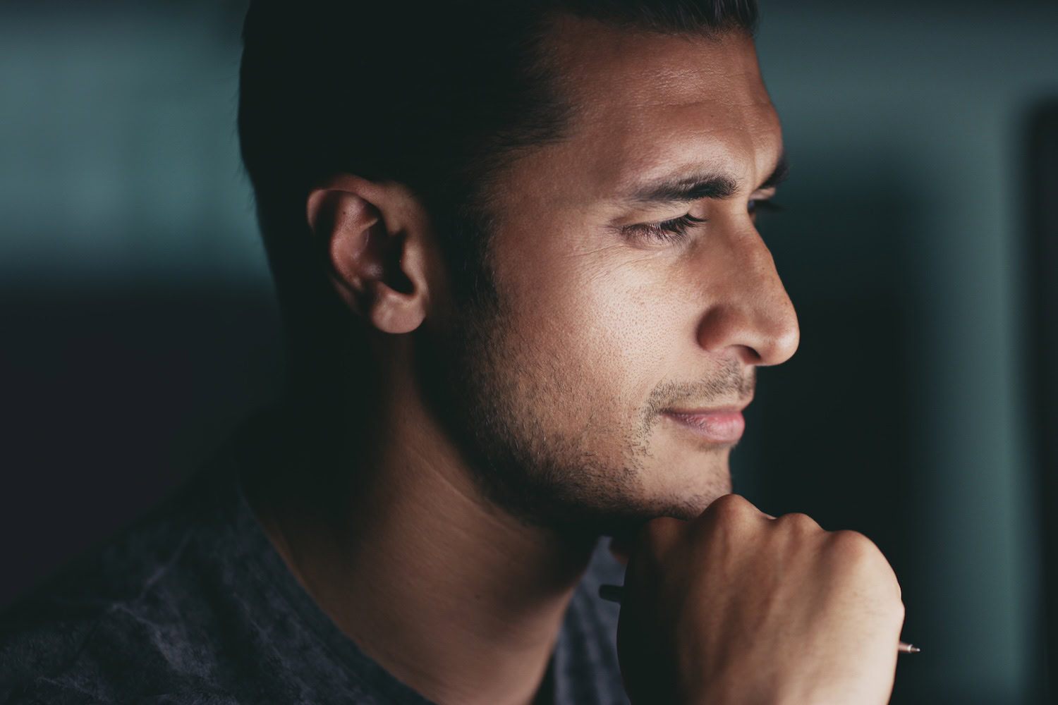 Ein Mann schaut konzentriert
