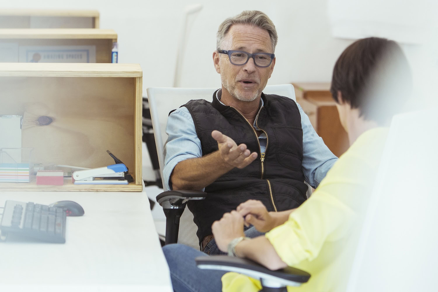 Ein Mann spricht zugewandt mit einer anderen Person